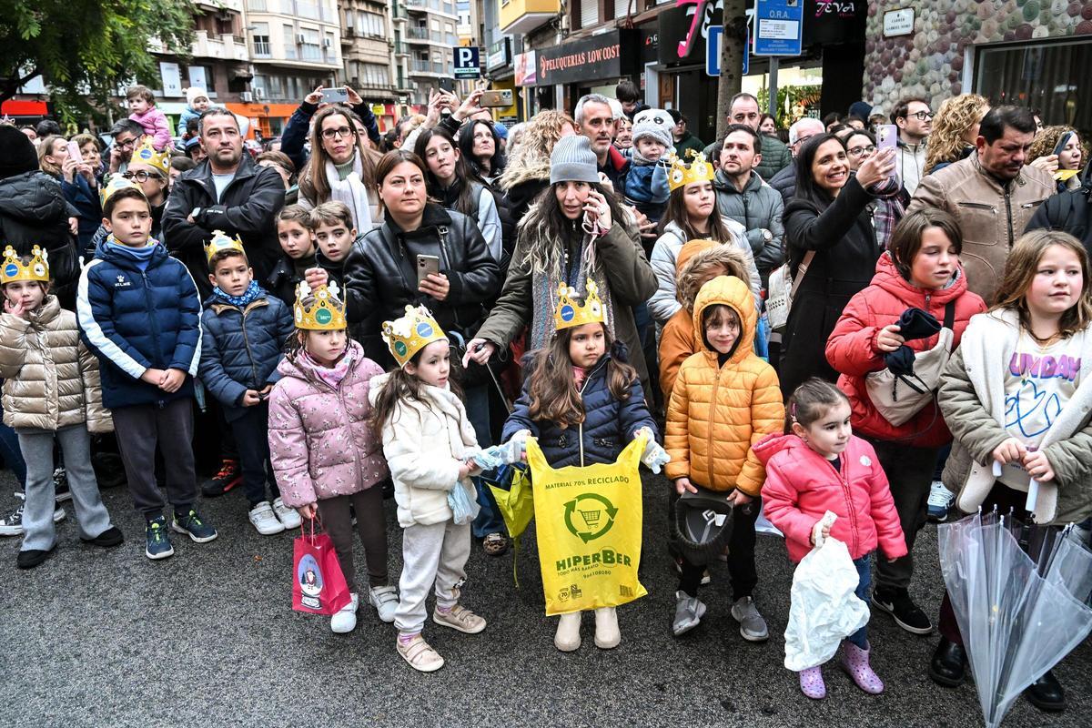 Los Reyes Magos recorren las calles de Elche a pesar de la amenaza de lluvia
