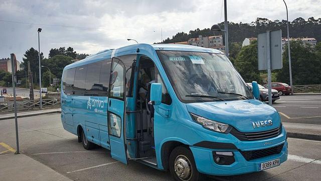 Un vehículo del servicio de bus a las playas del Concello de Arteixo. |   // CASTELEIRO/ROLLER AGENCIA