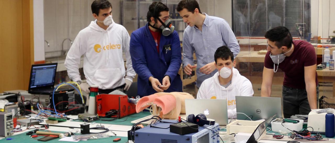 El equipo de Celera con el respirador artificial.