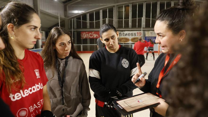 Natasha Lee, a la derecha, habla con sus jugadoras durante el entrenamiento en La Algodonera.