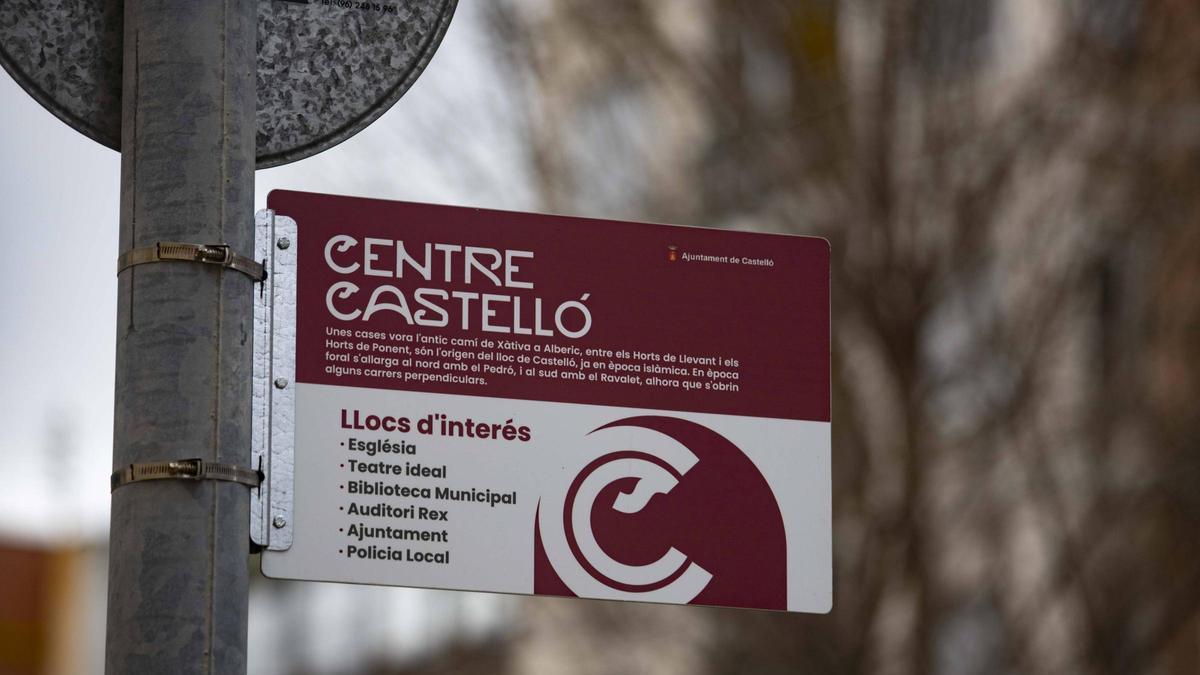 Una señal informativa en el centro de Castelló con el topónimo en valenciano.