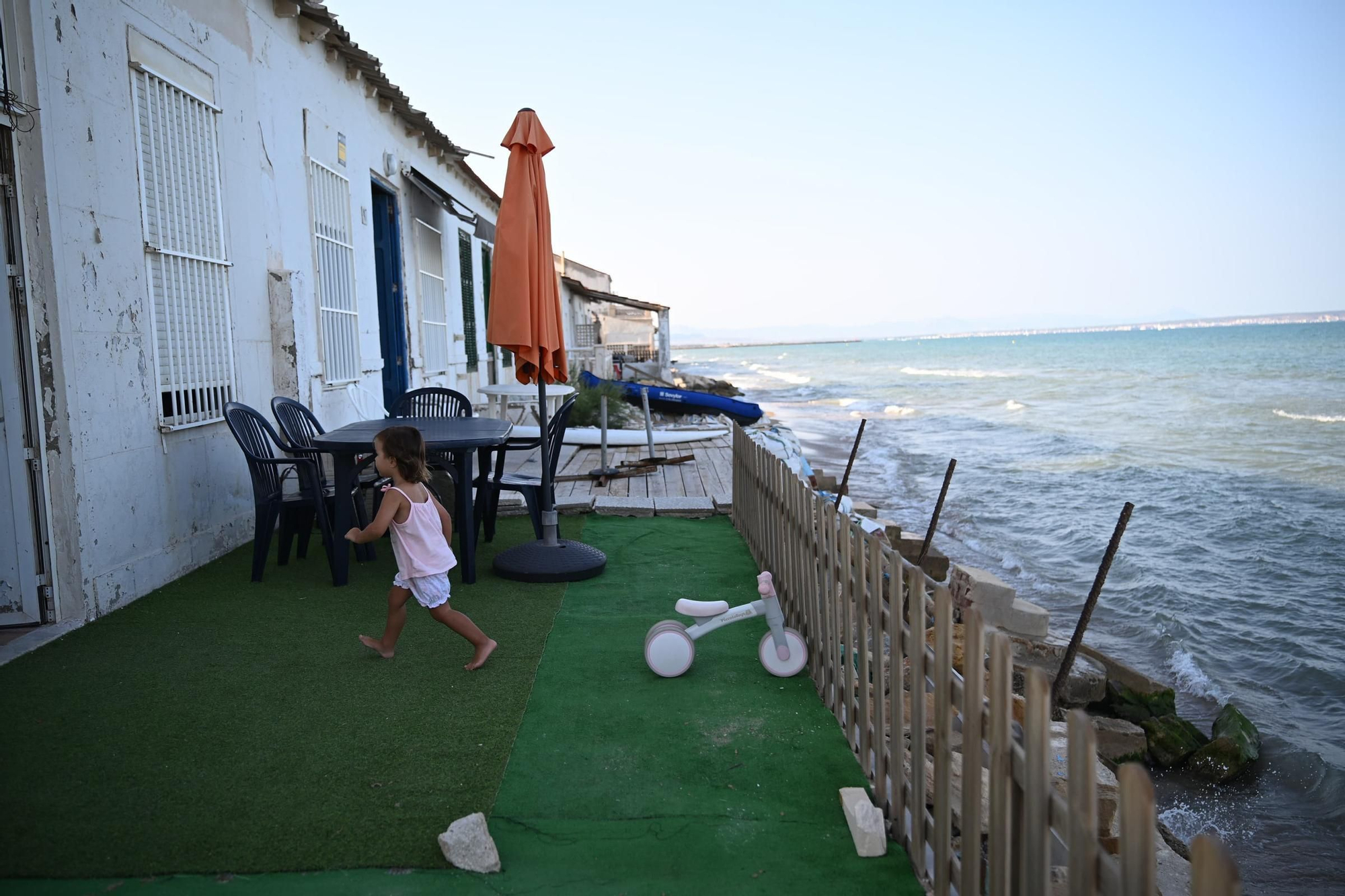 Corazones rotos en playa Babilonia: Los vecinos piden apoyo para mantener las casas en pie