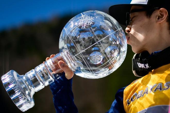 Ryoyu Kobayashi de Japón besa el trofeo de globo de cristal después de ganar la Copa del Mundo de Saltos de Esquí FIS en Planica.