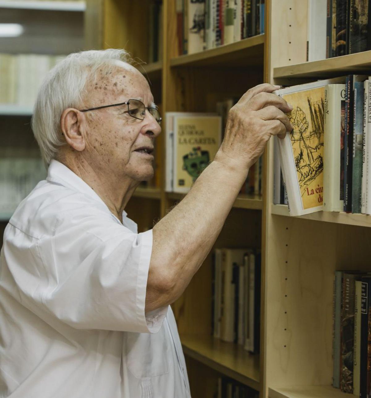 Pedro Fuertes, en la biblioteca.