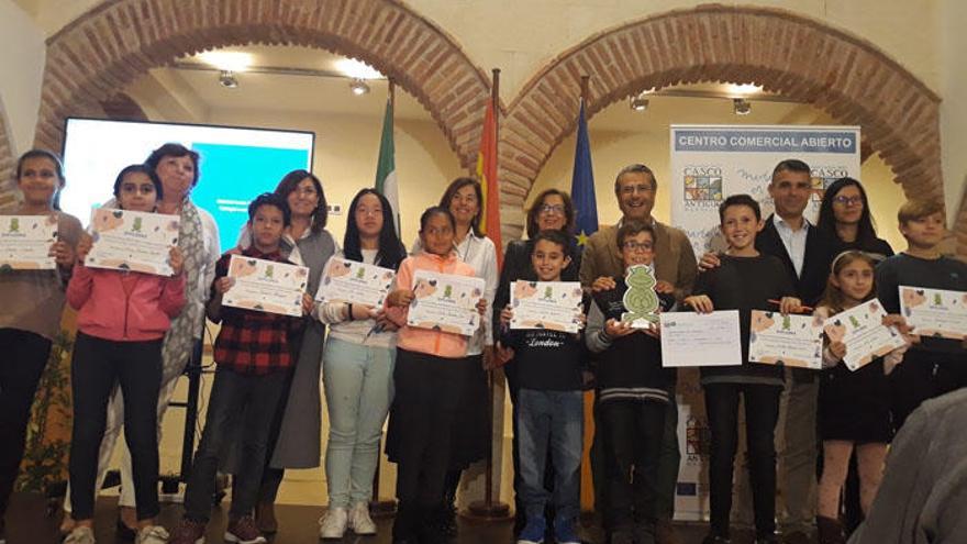 Alumnos de Marbella posan con Marbi, en el Hospital Real de la Misericordia.