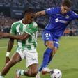 Junior Firpo pugna un balón ante Andrés García durante el partido de la jornada 6 de LaLiga entre Betis y Getafe en La Cartuja