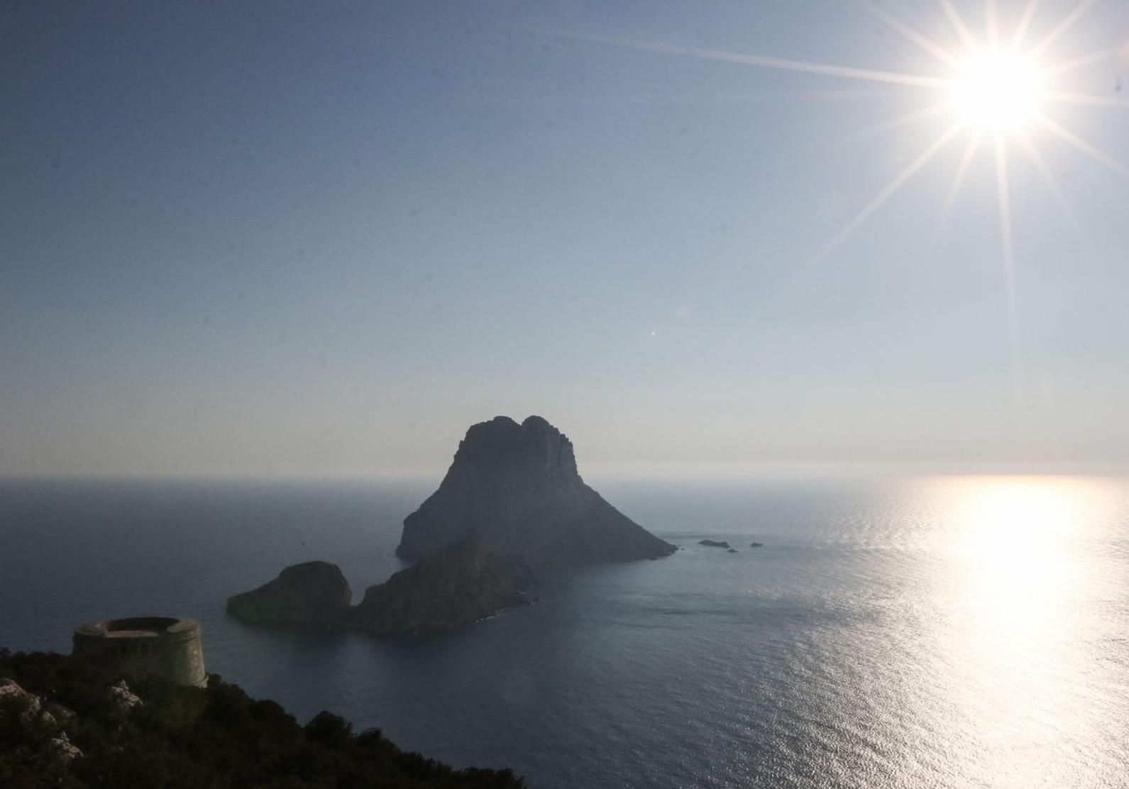 Vista des Vedrà des dels voltants de la Torre des Savinar