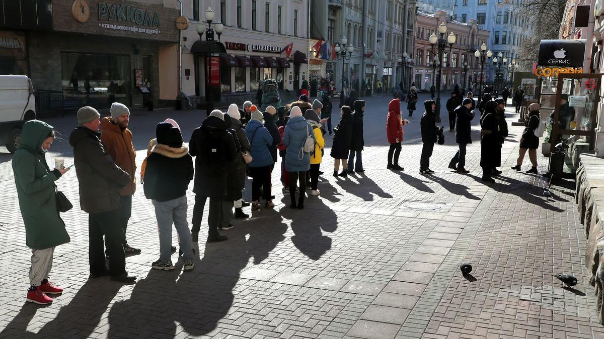 Decenas de personas esperan para sacar dinero de un cajero del banco Tinkoff en Moscú el pasado 9 de marzo.