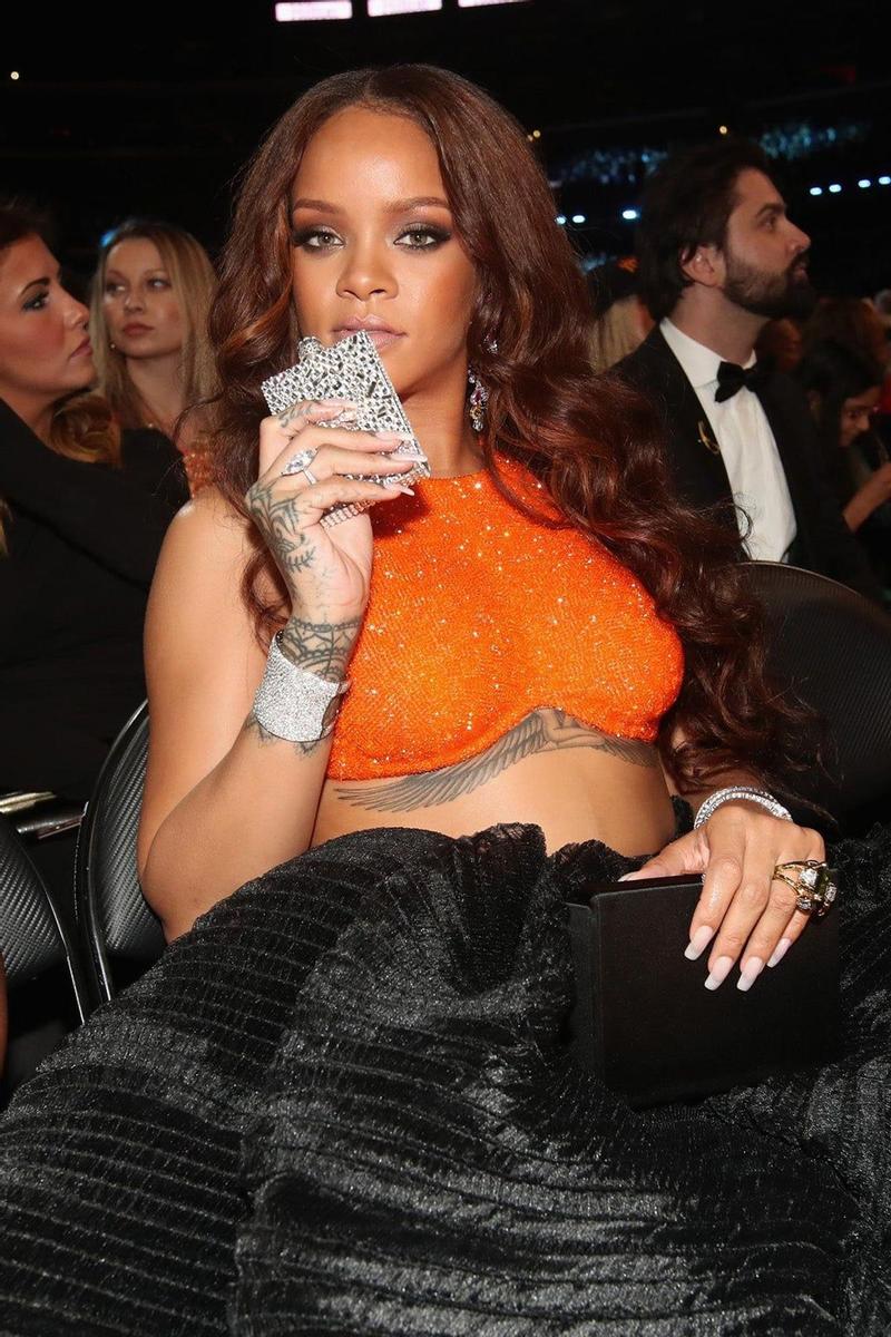 Rihanna no se separó de su petaca en toda la noche