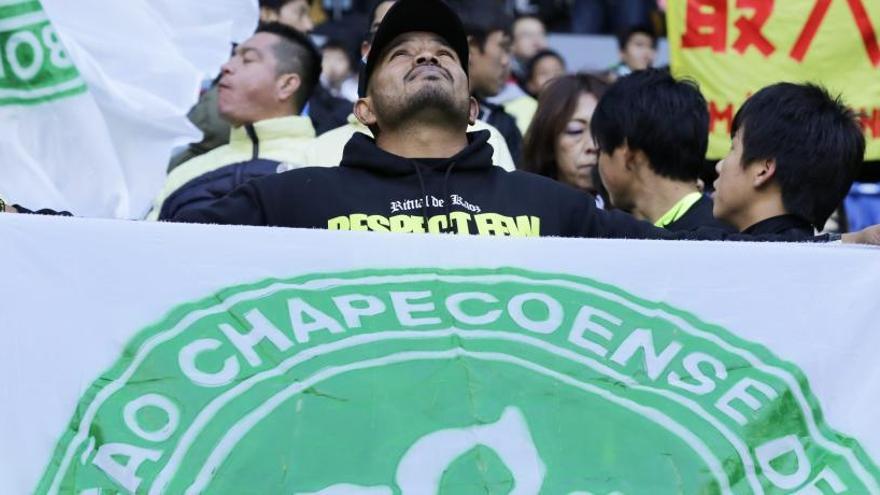 Un aficionat lluint una bandera amb l&#039;escut del Chapecoense.