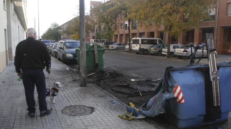 Un fuego afecta a tres contenedores, una moto y un coche junto a las Moreras