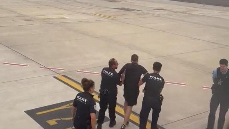 Un pasajero obliga a detener un vuelo a Ibiza