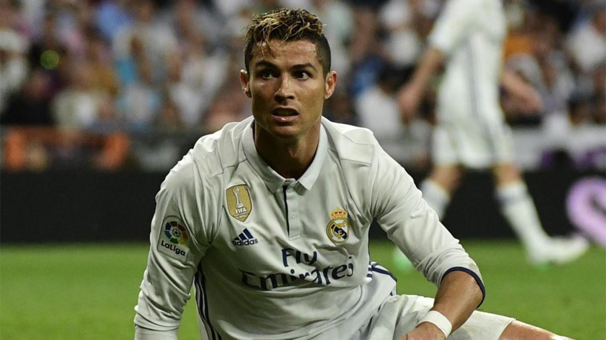 Cristiano Ronaldo en un momento del clásico entre el Real Madrid y el Barça de la Liga 2016/17 en el Santiago Bernabéu