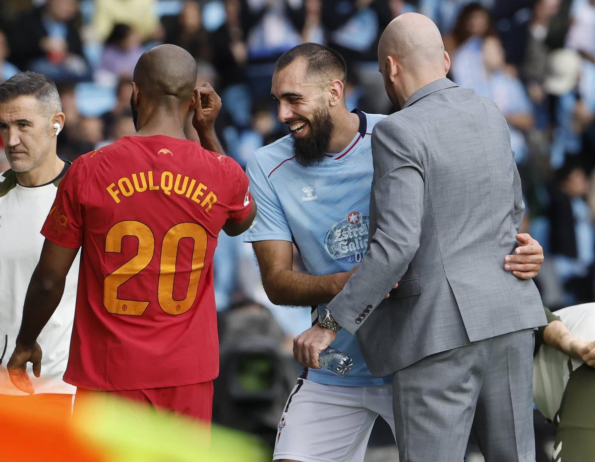 Claudio felicita a Borja Iglesias.