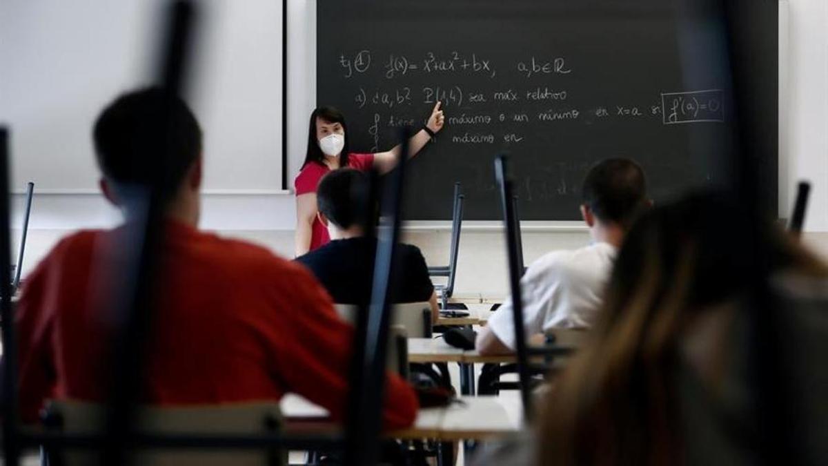 Una profesora imparte clase de Matemáticas en un aula.