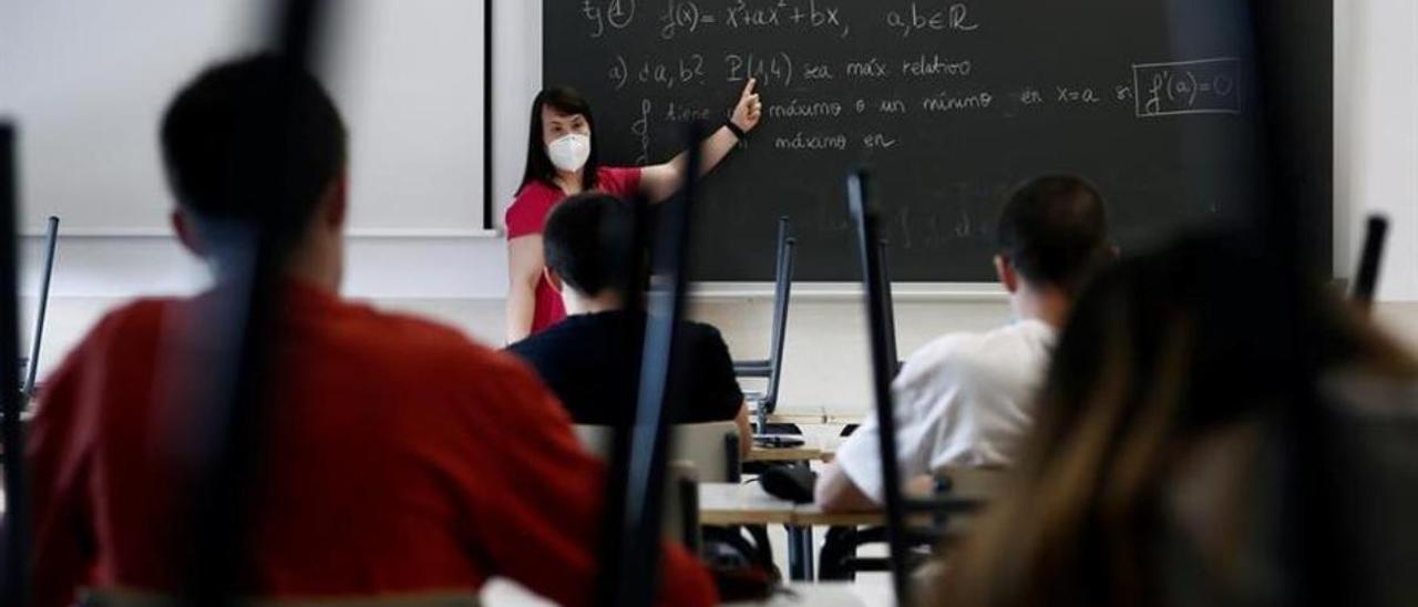 Una profesora imparte clase de Matemáticas en un aula.