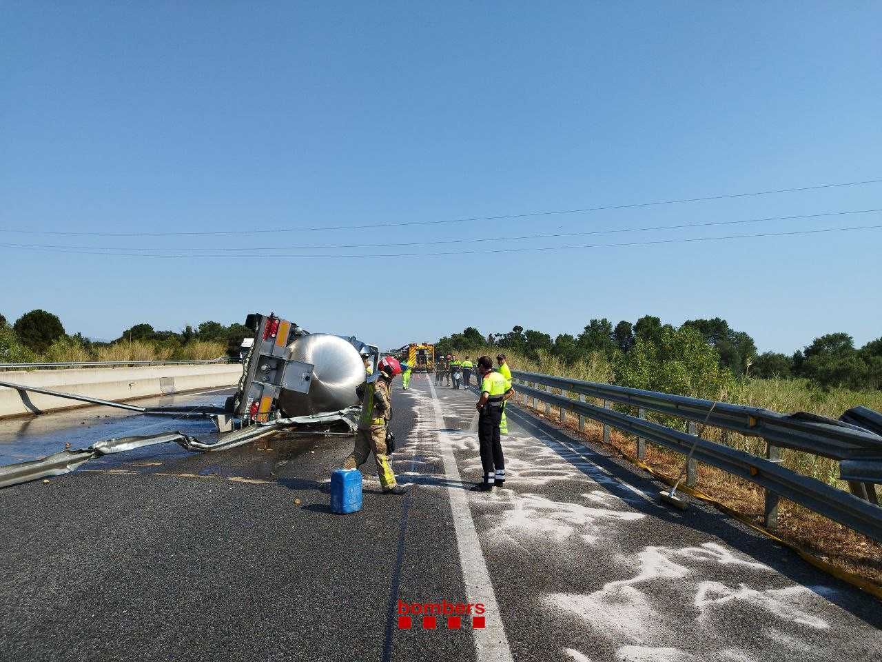 Un camió bolca i vessa 16 tones de greix animal a l'AP-7 a Biure