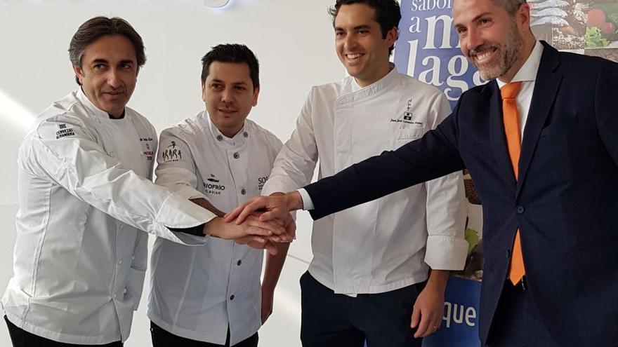 El vicepresidente primero y diputado de Desarrollo Económico Sostenible, Juan Carlos Maldonado,  con los chefs Estrella Michelin Diego Gallegos, José Carlos García y Juanjo Carmona