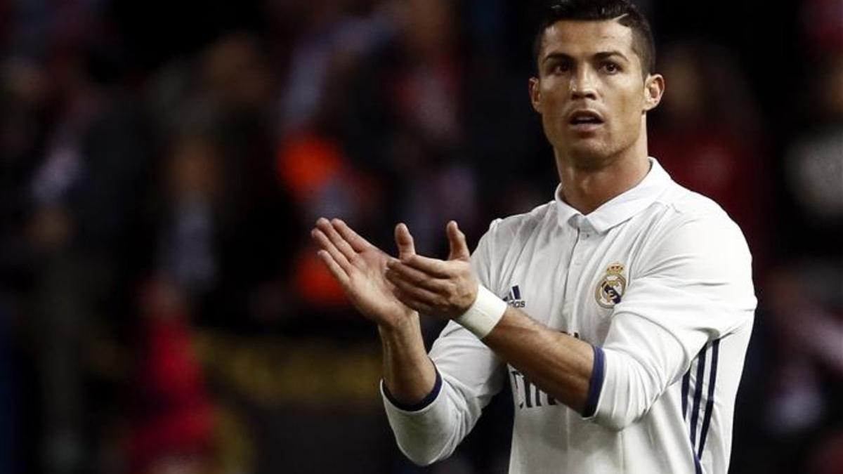 Cristiano Ronaldo ya se ve levantando el Balón de Oro de 2106