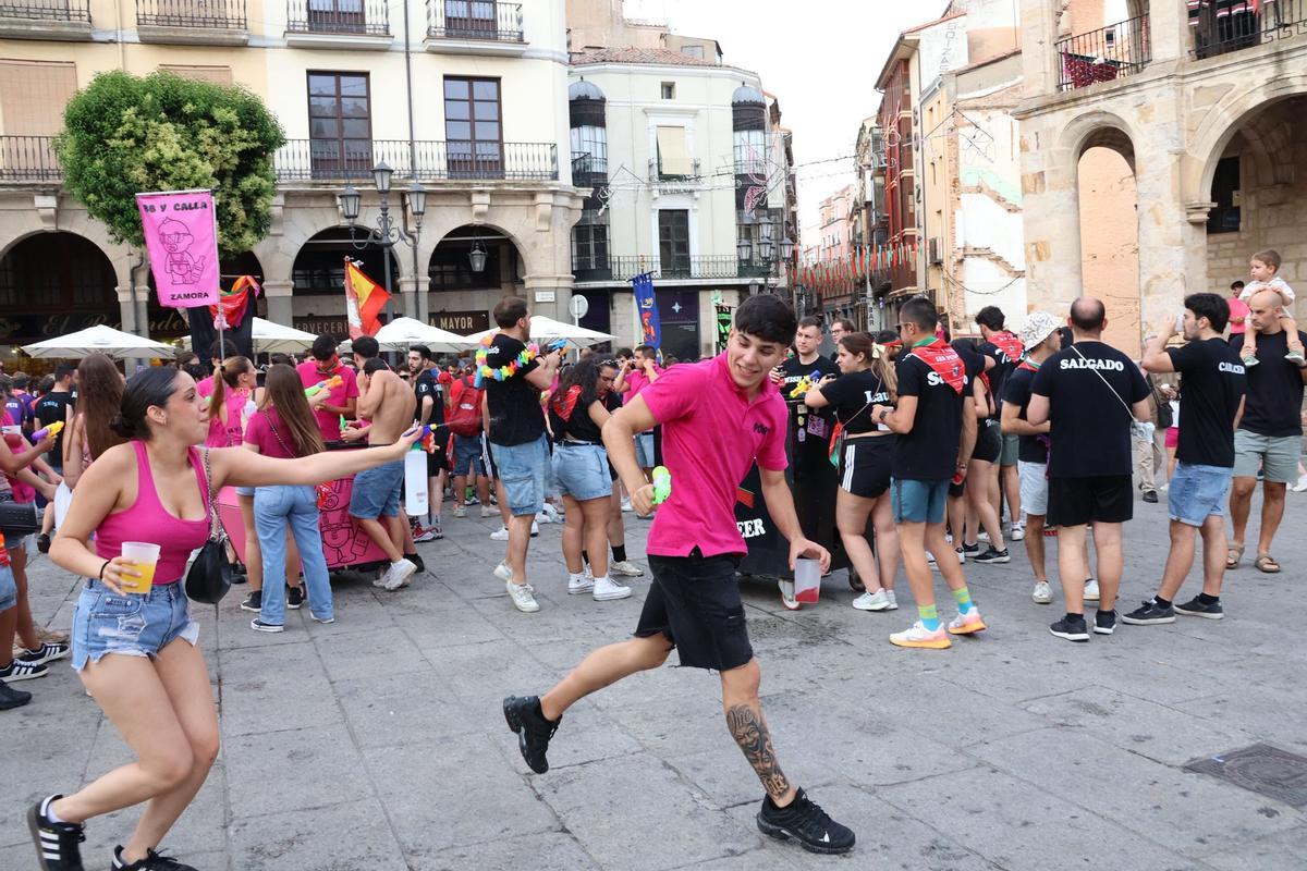 Las peñas calienta motores para la hoguera de San Juan