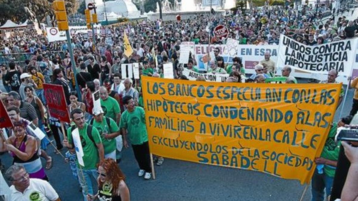 Una parte de la manifestación que ayer reunió a cientos de personas en el centro de Barcelona.