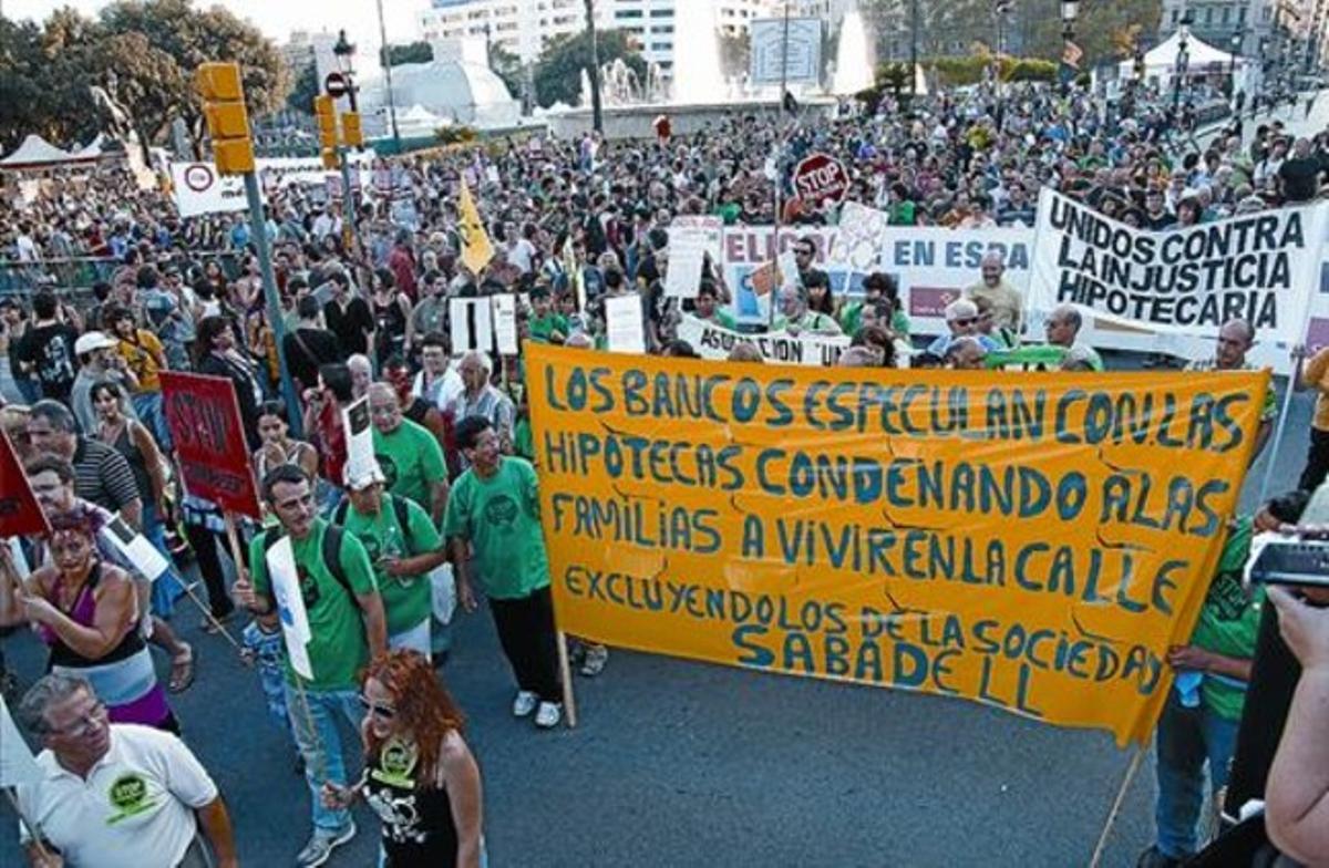 Una parte de la manifestación que ayer reunió a cientos de personas en el centro de Barcelona.
