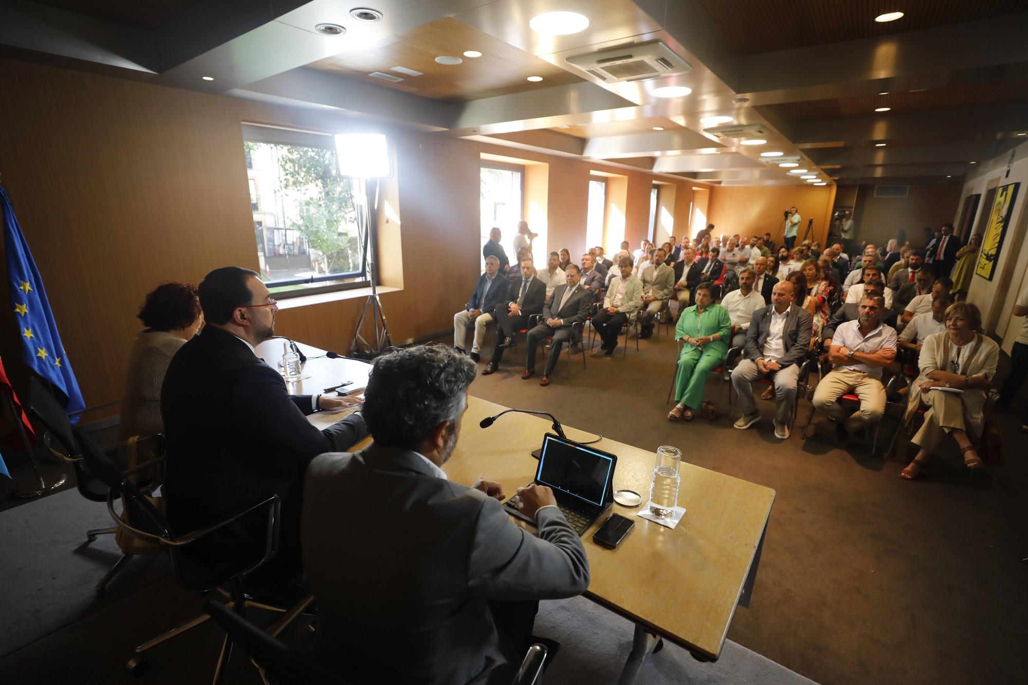 En imágenes: Así fue el encuentro de alcaldes con Barbón