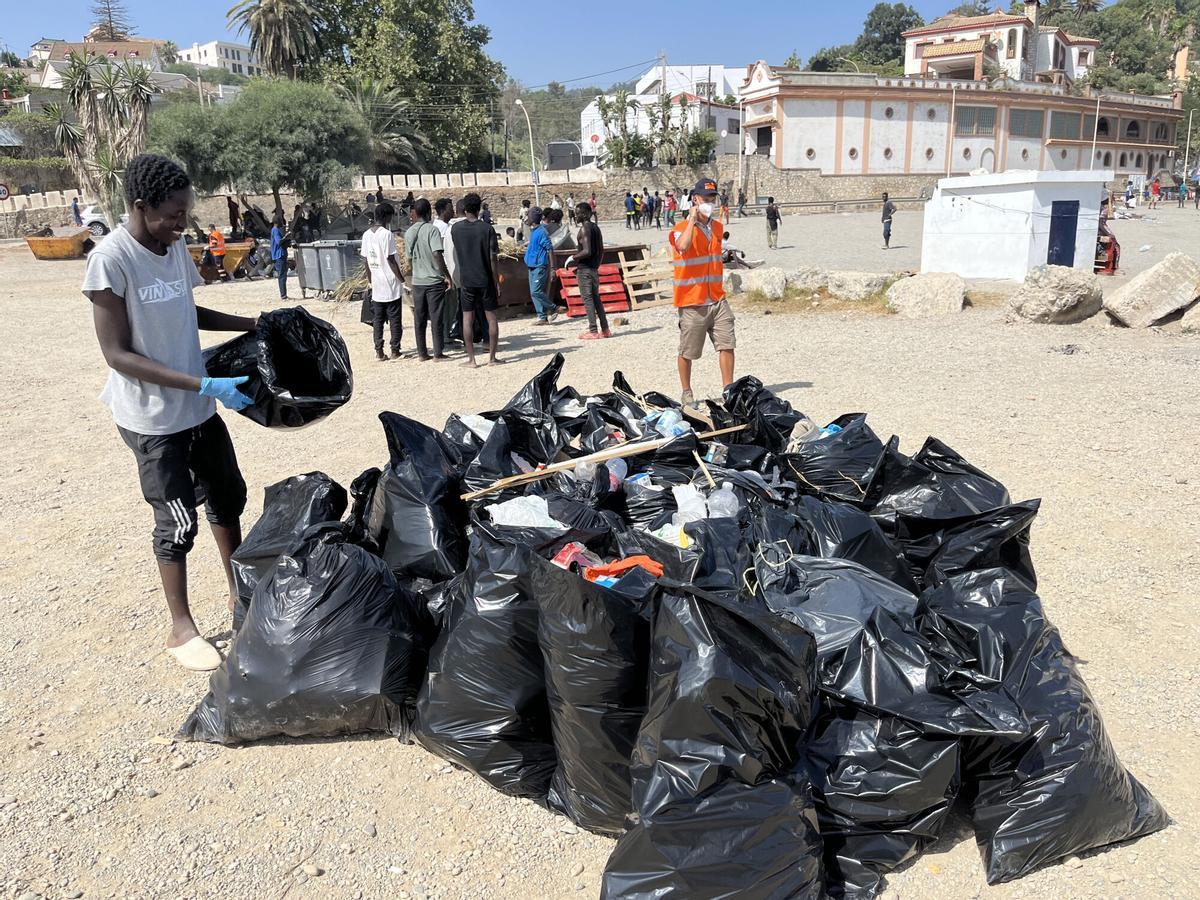 CEUTA, 09/08/2026.- Numerosos inmigrantes permanecen en la playa del Trampolín que se ha transformado en un asentamiento desde la entrada masiva registrada a finales de julio en la ciudad Ceuta. EFE/Reduan