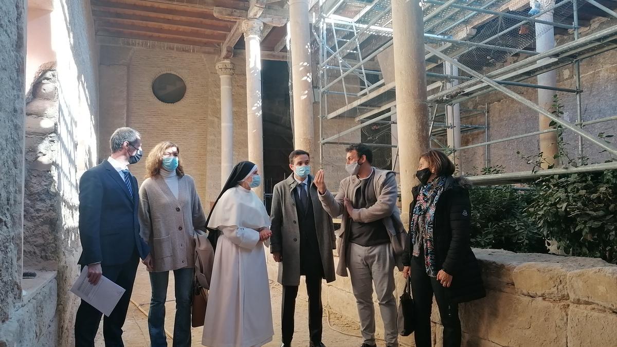 Responsables de la Junta, el Ayuntamiento y la priora en el claustro interior del monasterio