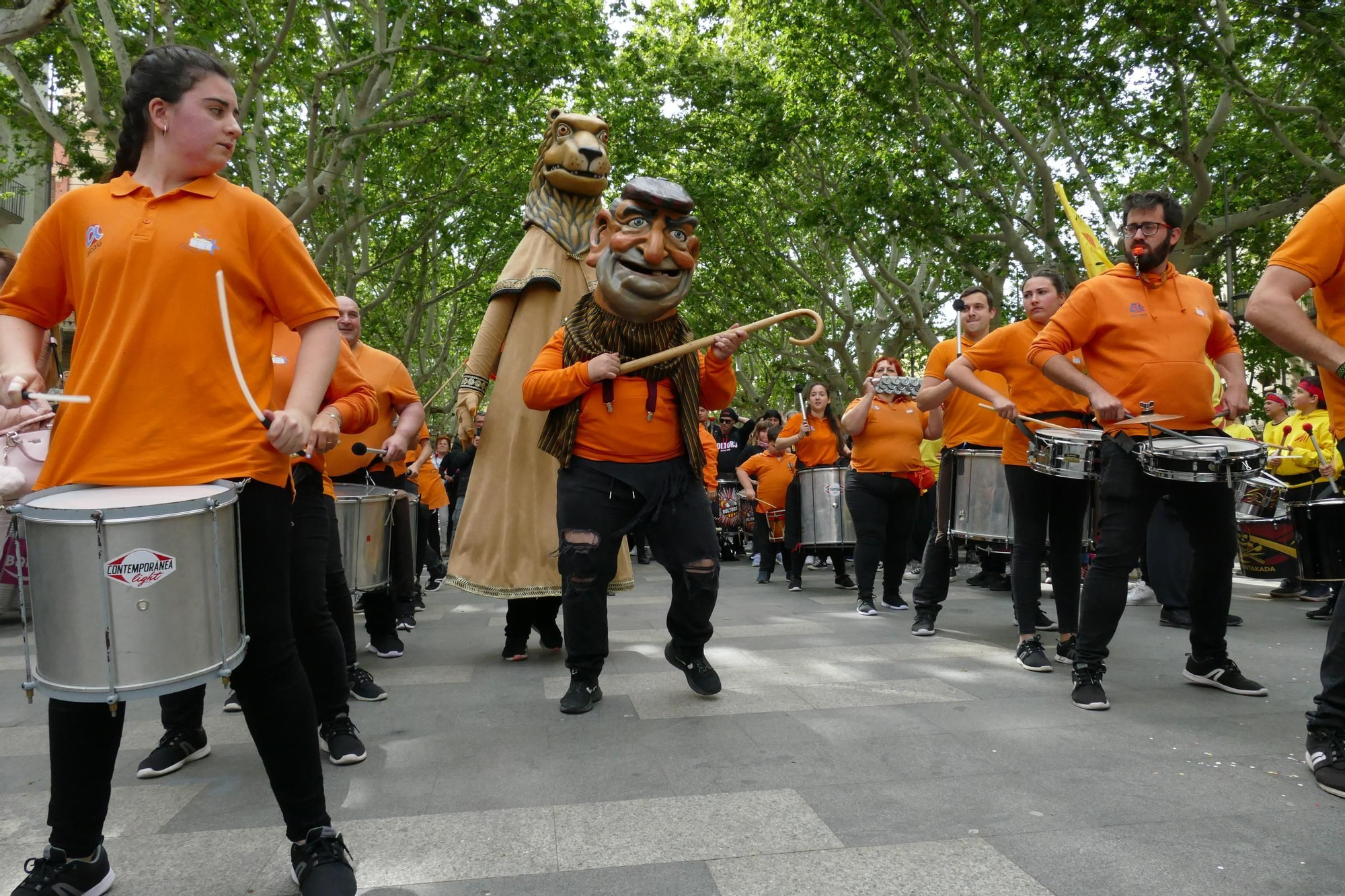 Figueres ressona amb una gran batucada de Santa Creu