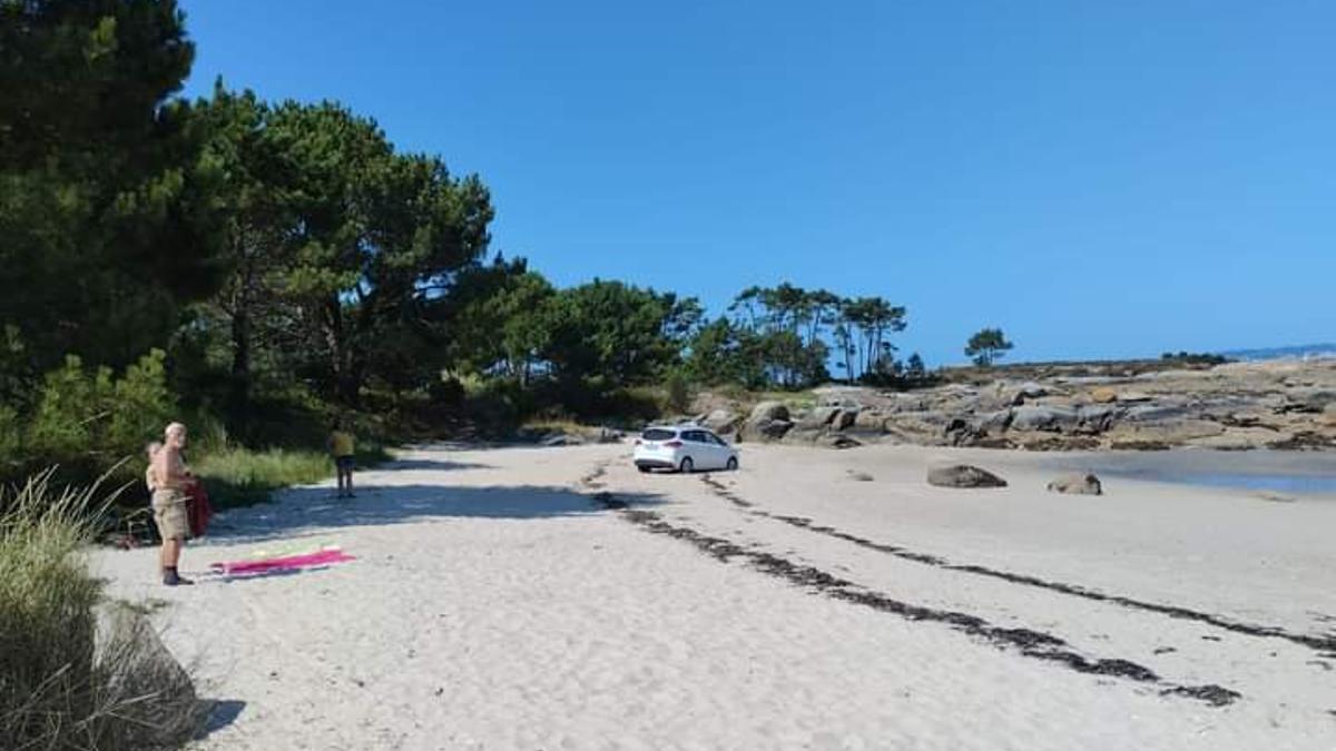El vehículo llegó a la playa por un camino muy complicado para el paso de vehículos.