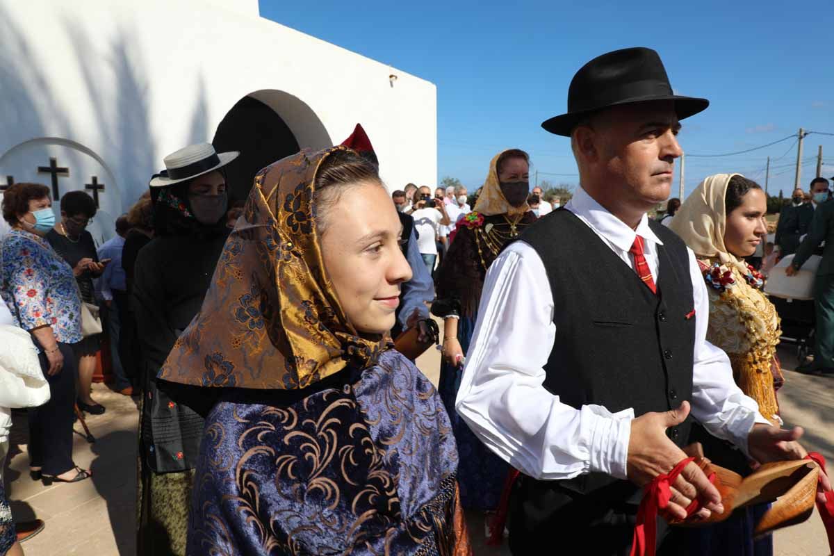 Misa, procesión y 'ball pagès' en el Pilar de la Mola