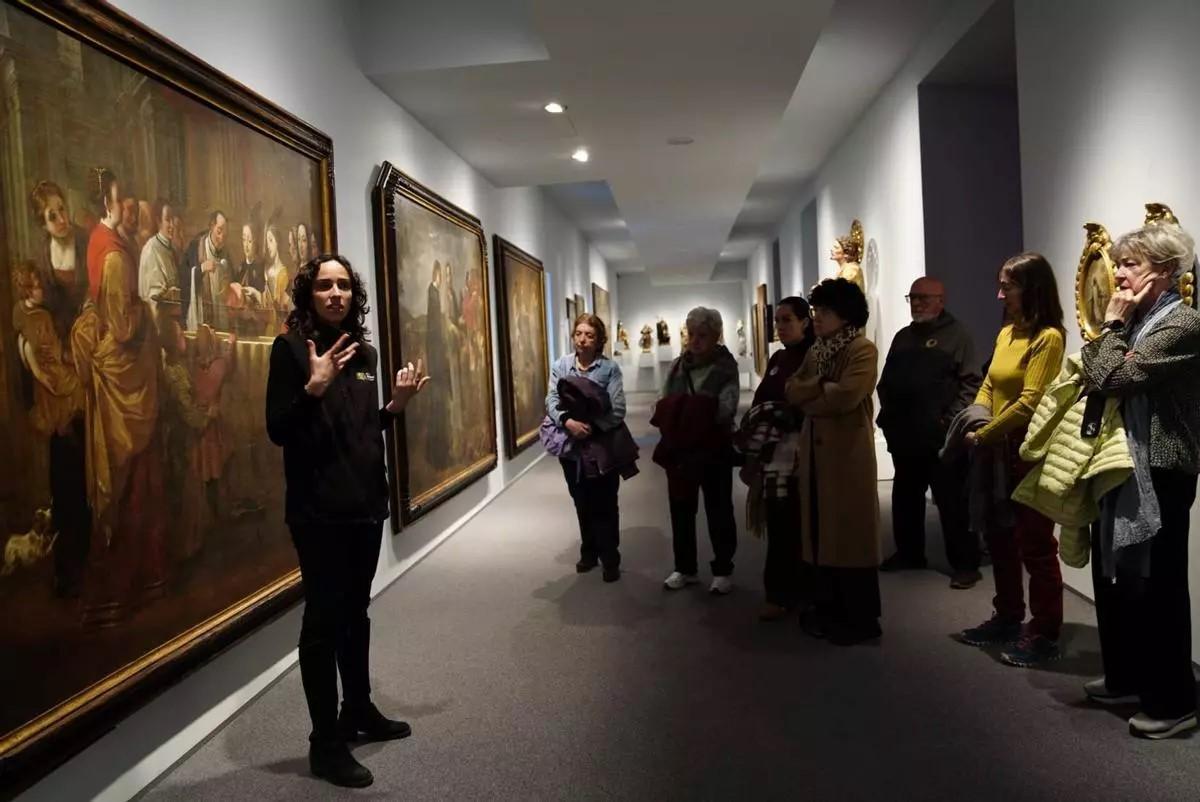 Un grup de visitants observant algunes de les obres que es poden veure al Museu del Barroc de Catalunya, a Manresa