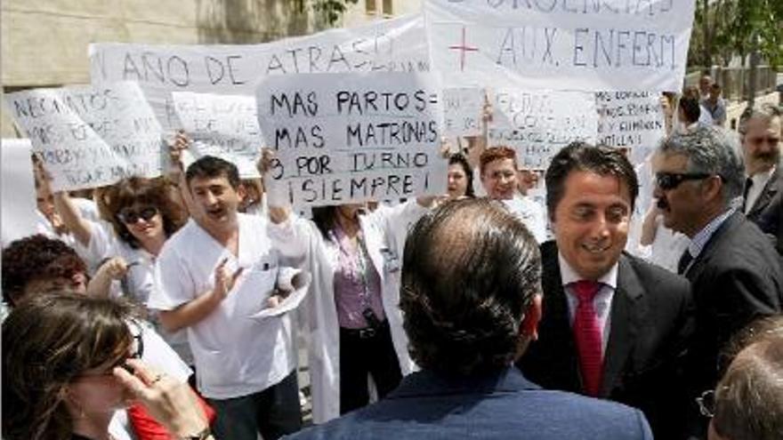 cervera, en elx. El conseller de Sanidad, ayer, al inaugurar las nuevas instalaciones del hospital de Elx.