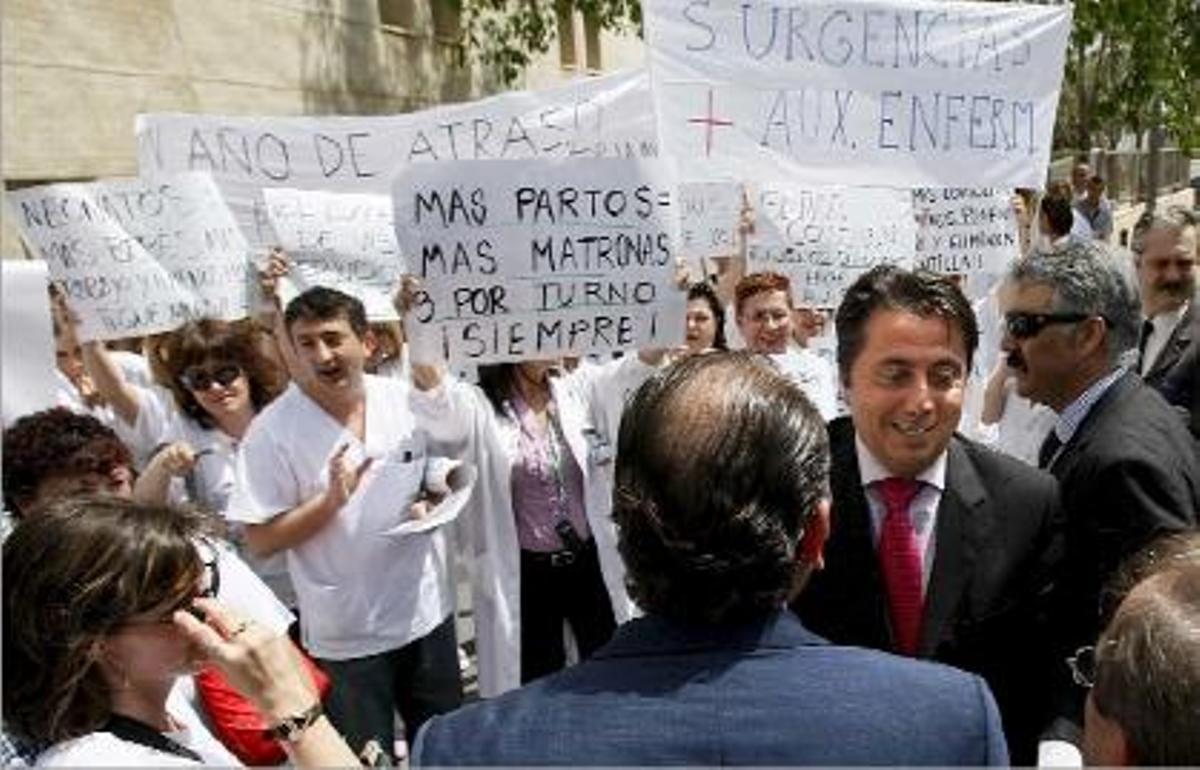cervera, en elx. El conseller de Sanidad, ayer, al inaugurar las nuevas instalaciones del hospital de Elx.