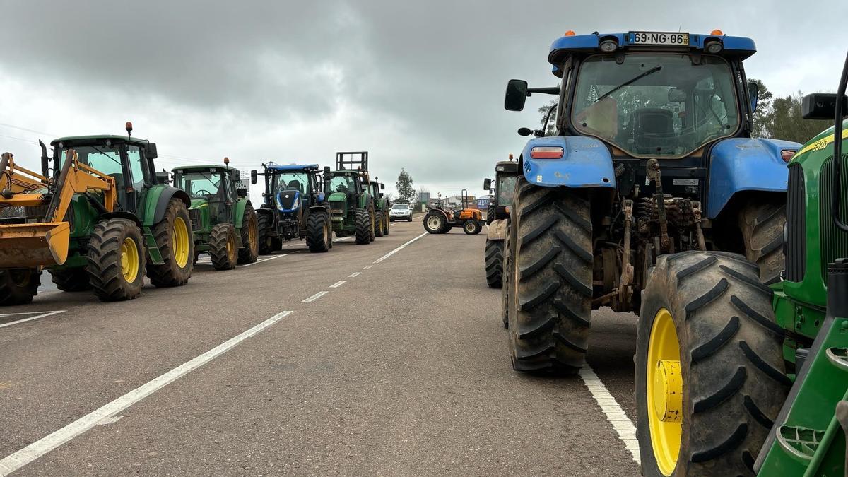 Tractores cortan una carretera en Extremadura durante las protestas convocadas por los agricultores