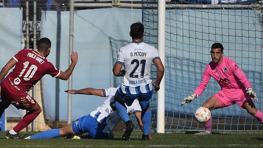 Pablo Ganet bate a Lucas Díaz tras una gran jugada de Julio Gracia y que sirvió para abrir el marcador en el estadio Balear. | LOF