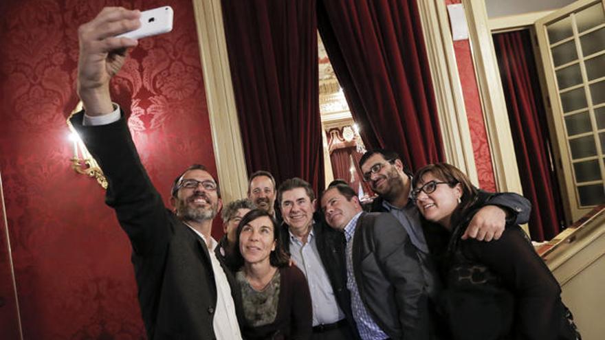 El conseller de Turismo, Biel Barceló, se hace un ´selfie´ con otros diputados.