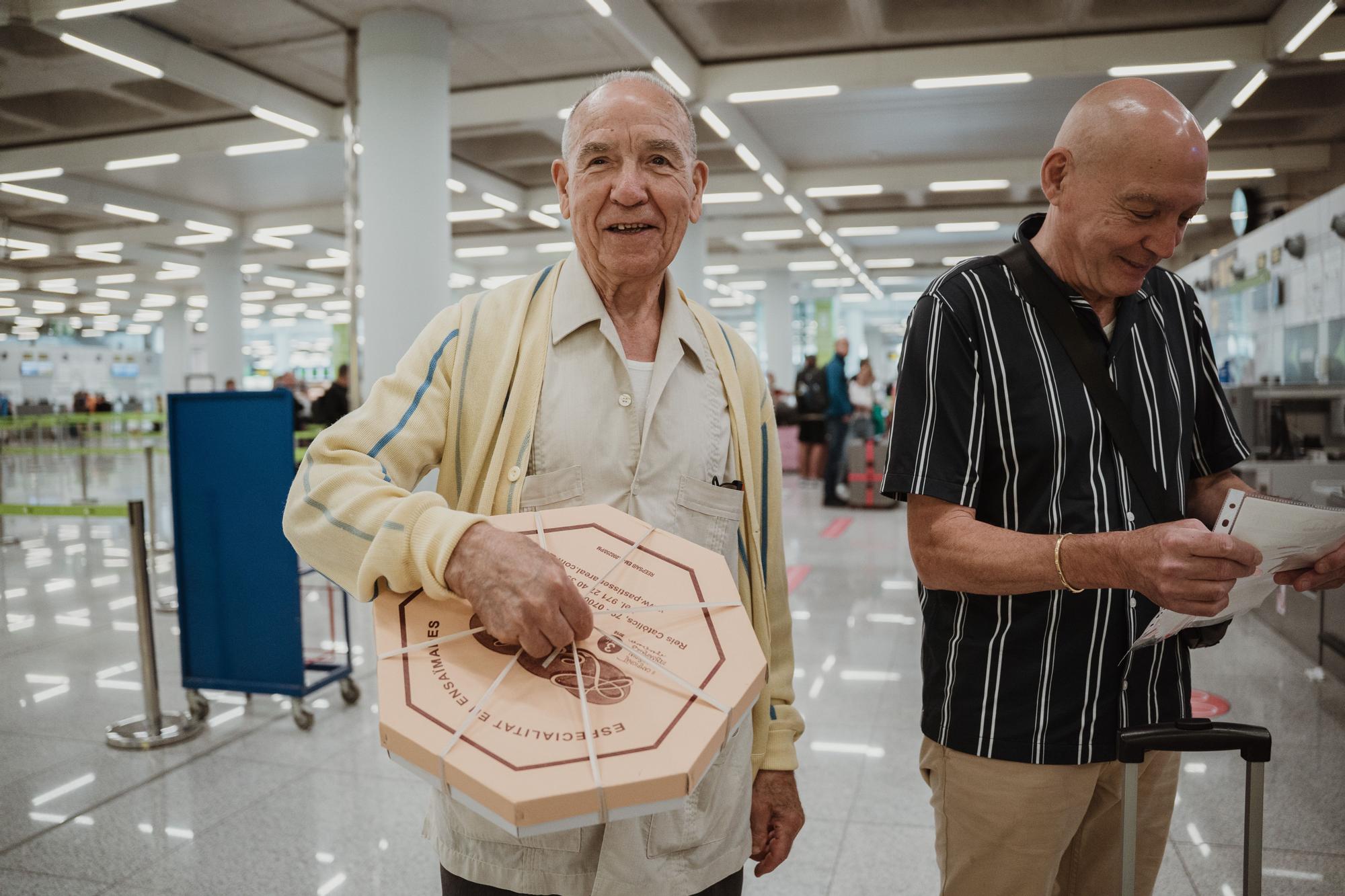 Indignación entre los pasajeros del aeropuerto de Palma: «No vamos a pagar por llevar ensaimadas, si hace falta las tiramos»