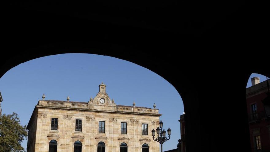 Vista del Consistorio gijonés y la plaza Mayor.