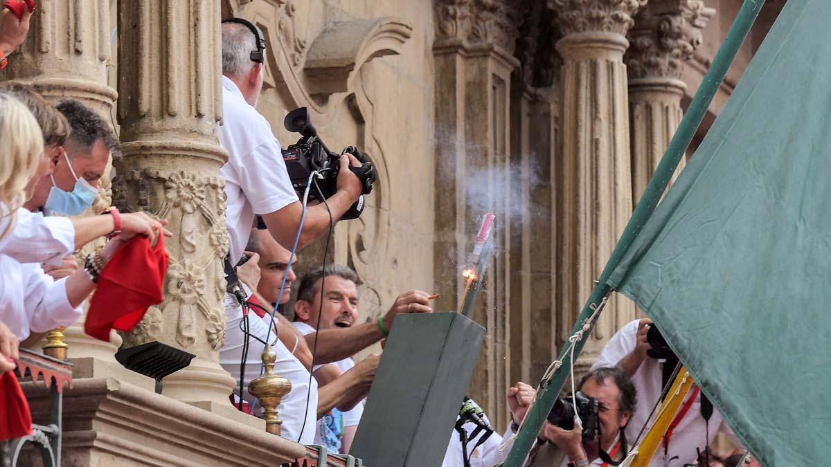 El Chupinazo (cohete de salida) se dispara durante la ceremonia de apertura para marcar el inicio de las Fiestas de San Fermín frente al Ayuntamiento de Pamplona.