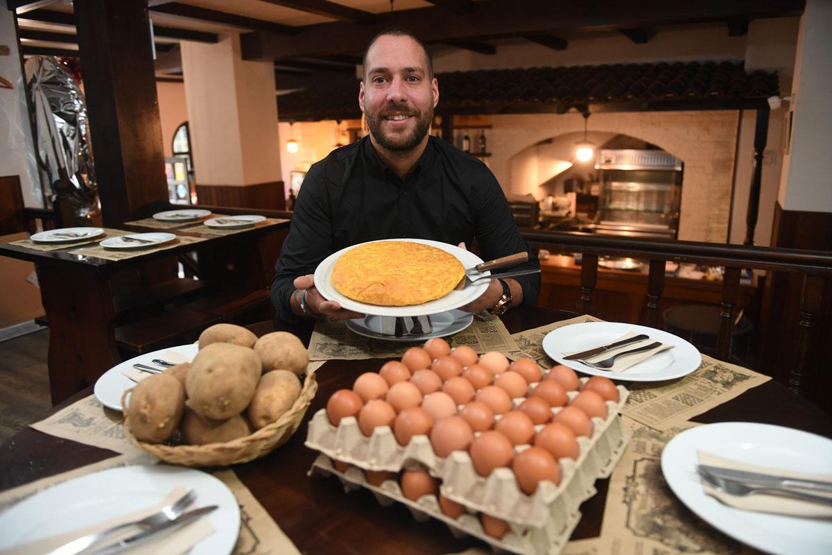 Francisco Becerra, con una tortilla y sus ingredientes en el mesón O Lar d'Fran.