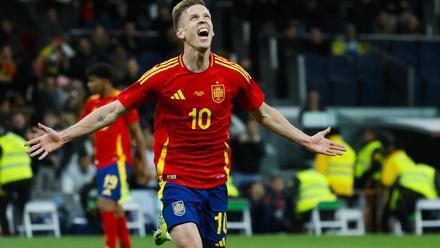 Dani Olmo celebra su gol con España ante Brasil