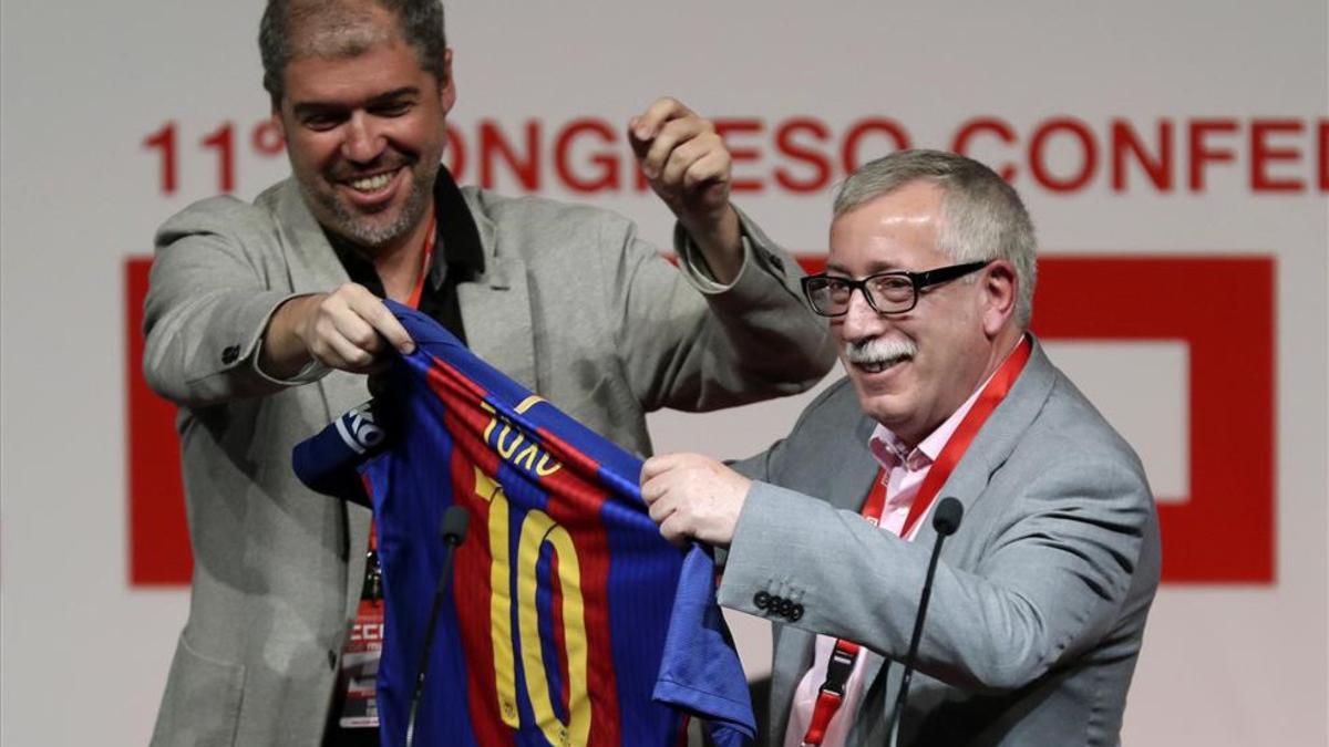 El nuevo líder de CCOO, Unai Sordo (izquierda), regala una camiseta del FC Barcelona a su antecesor en el cargo, Ignacio Fernández Toxo.