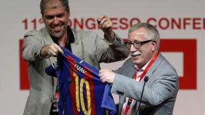 El nuevo líder de CCOO, Unai Sordo (izquierda), regala una camiseta del FC Barcelona a su antecesor en el cargo, Ignacio Fernández Toxo.