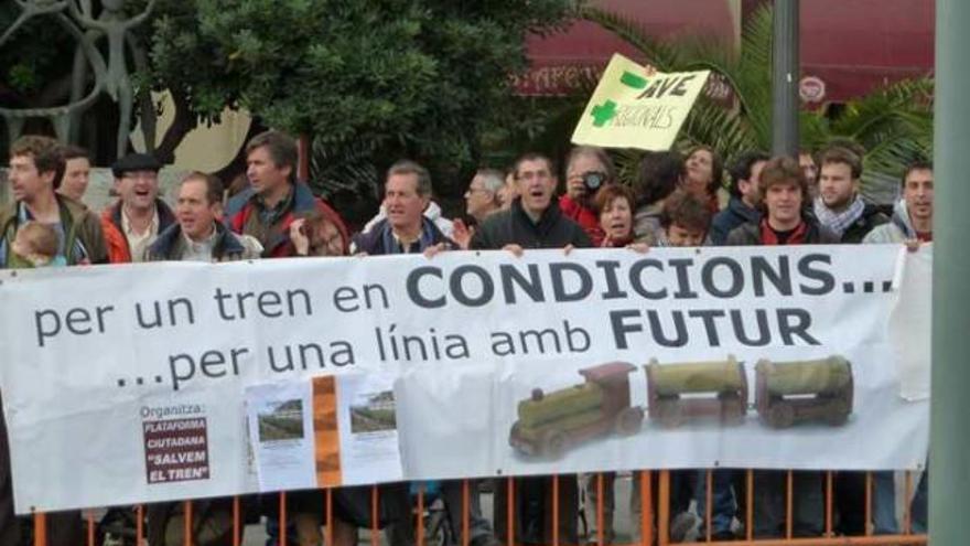 Imagen de archivo de una de las protestas en defensa de la línea Alcoy-Xàtiva.