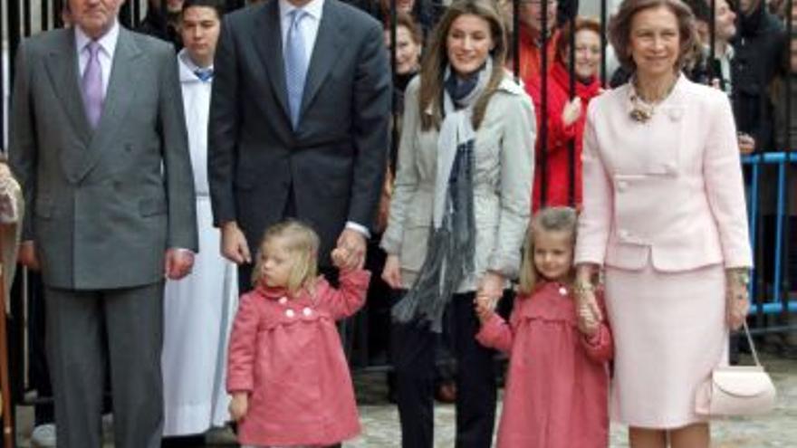 Los Reyes y los Príncipes asisten a la misa del Domingo de Pascua en la catedral de Palma