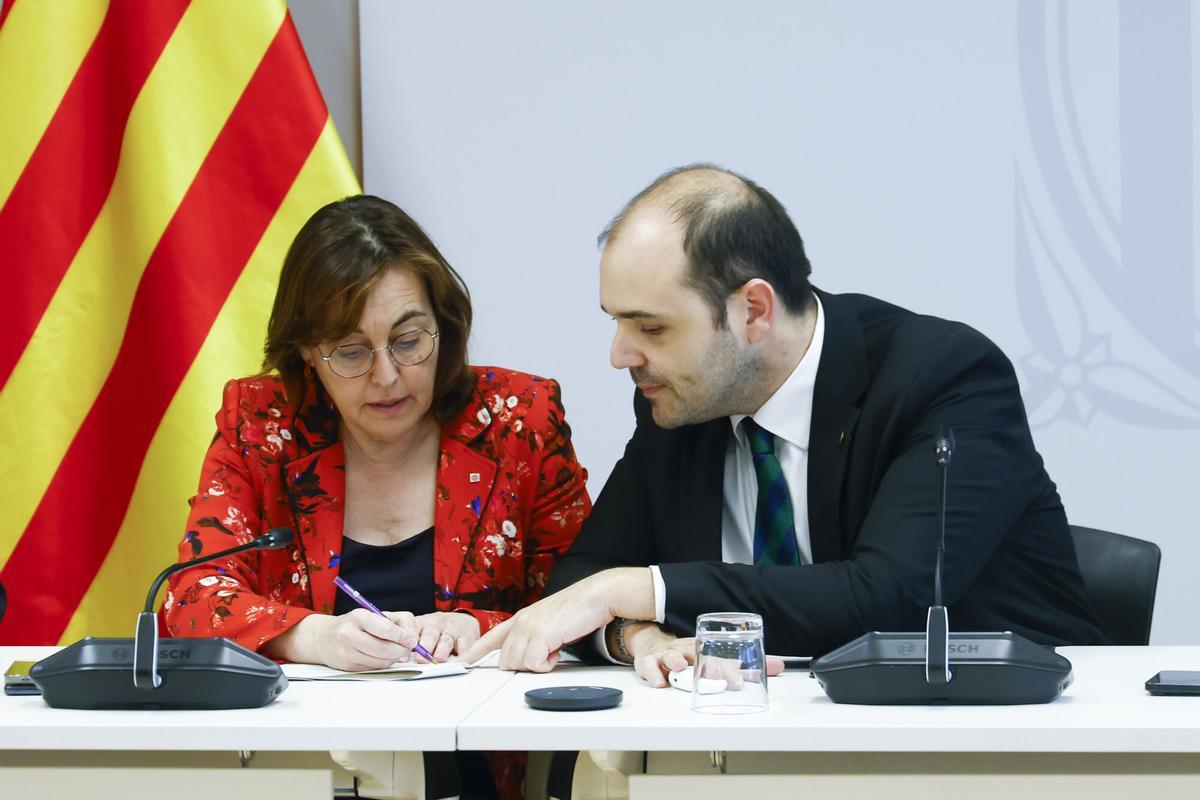GRAFCAT7247. BARCELONA (ESPAÑA), 26/01/2026.-El conseller de la Presidencia, Albert Dalmau, que ejerce de president en funciones (d) y la consellera de Territorio Silvia Paneque (i);durante una reunión mantenida con representantes de Renfe y Adif este lunes en que el Govern de Cataluña ha elevado el tono contra estas empresas, a las que ha urgido a que "asuman responsabilidades" de manera "inmediata" ante la "grave acumulación de incidencias que afecta de manera reiterada la red ferroviaria" catalana.EFE/ Quique García
