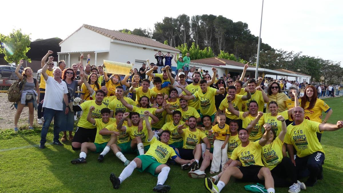 El CD Robres celebra el ascenso junto a su afición