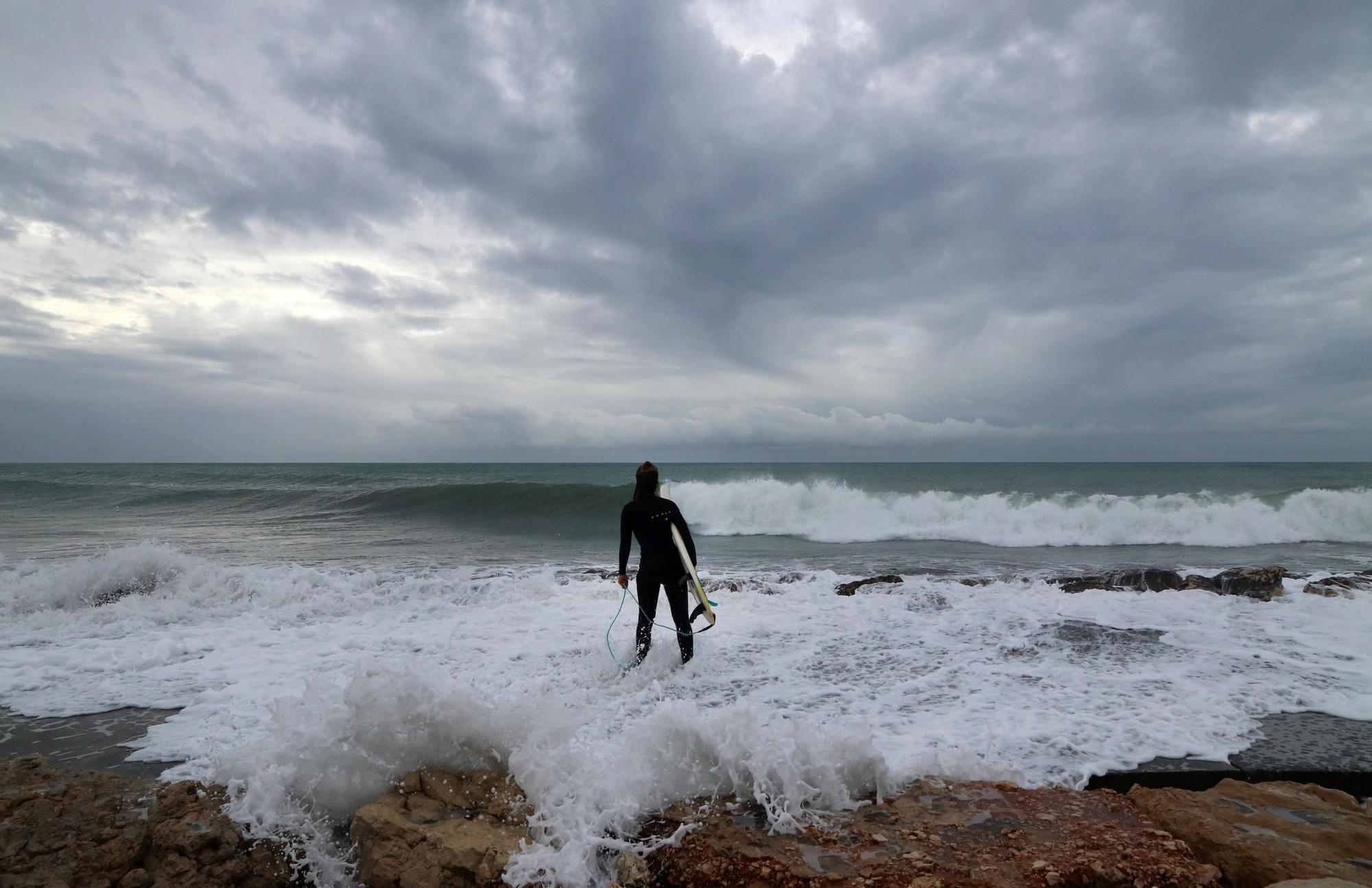 Temporal en la playa El Dedo con surfistas